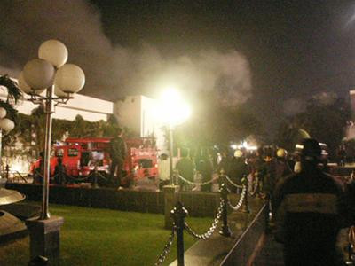 Bar MDM bị cháy rụi (chụp lúc 21 giờ 50, 5-12)