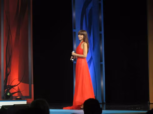 Hà Anh thay tới sáu bộ đầm đều của nhà thiết kế Kelly Bùi khi dẫn chương trình đêm chung kết