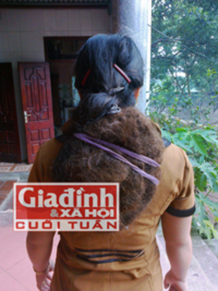 Mái tóc thường xuyên được chị buộc lại phía sau lưng thành một khối. Mái tóc thường xuyên được chị buộc lại phía sau lưng thành một khối