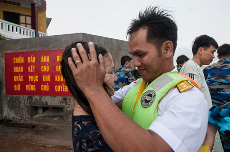 Liên tục chịu đựng nhiều ngày sóng gió các chị được gần chồng có 5 ngày đêm. Liên tục chịu đựng nhiều ngày sóng gió các chị được gần chồng có 5 ngày đêm