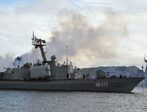 Dù kích cỡ của nó nhỏ hơn đối phương nhiều lần nhưng hỏa lực của tàu đủ sức đánh chìm các loại tàu chiến có lượng giãn nước vài nghìn tấn