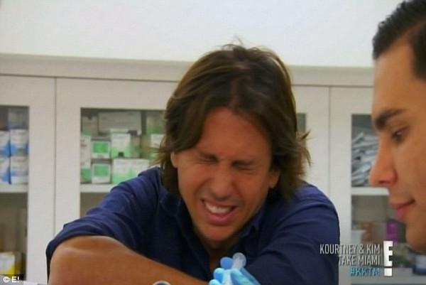 Bạn thân của Kim cũng không dám chứng kiến cảnh tượng rùng rợn này