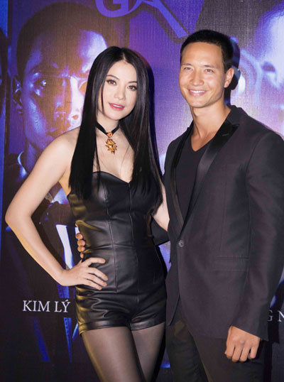 Diễn viên Kim Lý (phải) đóng nam chính trong phim. Anh được biết đến như một diễn viên trẻ nhiều triển vọng của cộng đồng người Việt tại Mỹ. Kim Lý đã xuất hiện trong hai bộ phim được đánh giá khá tốt là Antiviral (thể loại kinh dị, viễn tưởng của đạo diễn Brandon Cronenberg) và The boy who smells like fish (thể loại hài tâm lý). Trở về Việt Nam lần này, nam diễn viên hy vọng Hương ga sẽ là một tác phẩm giúp anh có những bước tiến mới tại thị trường nội địa sau khi đã có những bước đi đầu tiên tại thị trường lớn nhất thế giới. Kim Lý cũng là một nhà phát hành phim độc lập tại Canada