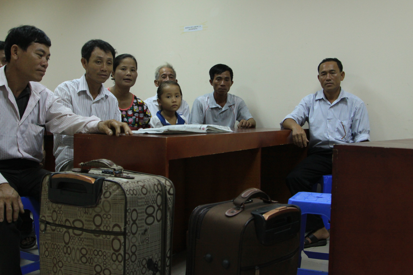 Người thân vui khi đọc báo biết các thuyền viên sắp trở về