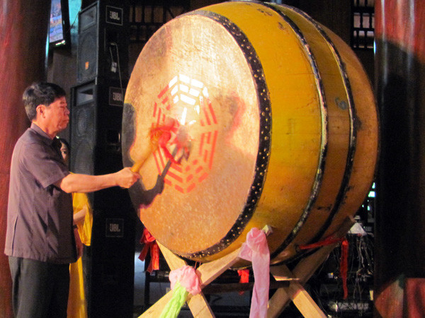 Ông Bùi Văn Nam, Bí thư Tỉnh ủy Ninh Bình đánh trống khai hội