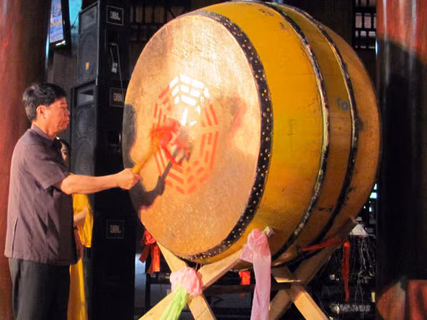 Ông Bùi Văn Nam, Bí thư Tỉnh ủy Ninh Bình đánh trống khai hội. Ảnh: Minh Đức Ông Bùi Văn Nam, Bí thư Tỉnh ủy Ninh Bình đánh trống khai hội