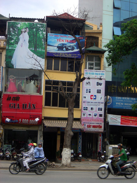 Chờ xập vào số nhà 140 đường Nguyễn Trãi và người đi đường.