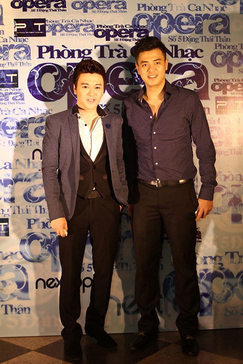 Trong buổi khai trương phòng trà tối 20-10, anh em Tuấn Tú đã có màn song ca "Nỗi lòng người đi" của nhạc sĩ Anh Bằng. Trong buổi khai trương phòng trà tối 20-10, anh em Tuấn Tú đã có màn song ca