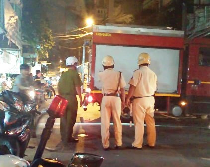 Thanh niên ôm bình gas đòi tự tử khiến khu phố náo loạn ảnh 1