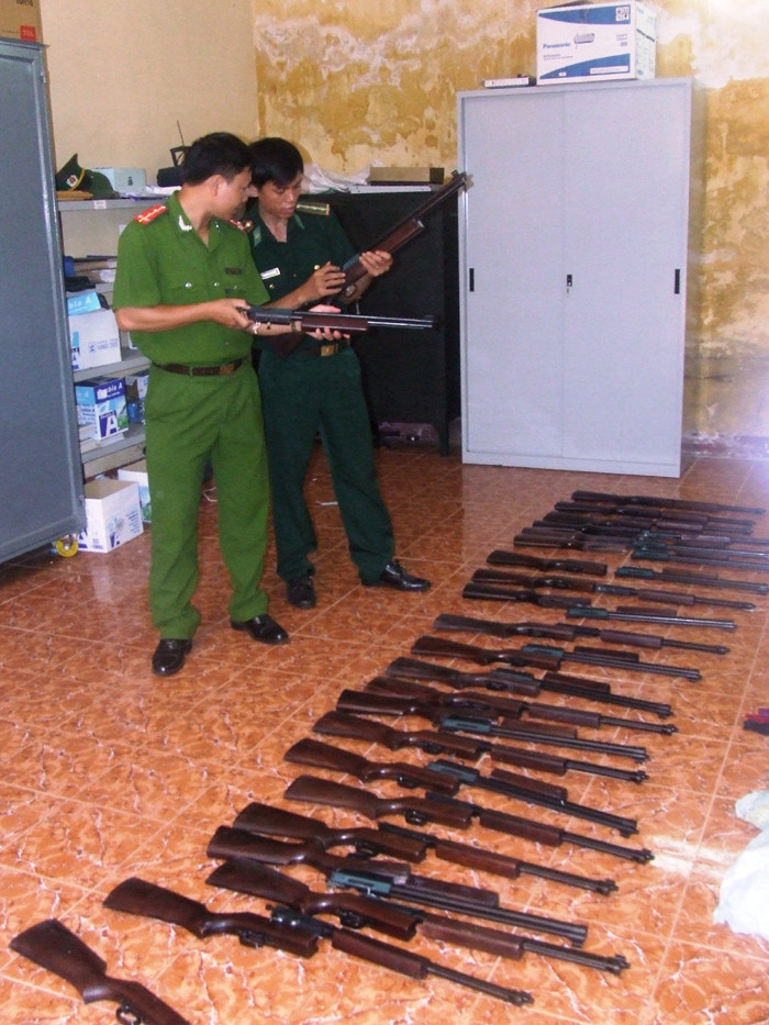 Những khẩu súng hơi nhập lậu từ Indonesia bị thu giữ. Ảnh: Thu Hương . Những khẩu súng hơi nhập lậu từ Indonesia bị thu giữ. Ảnh: Thu Hương