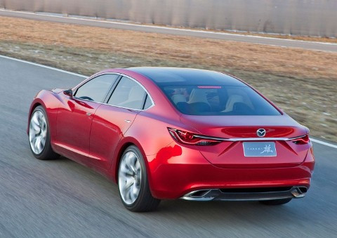 Mazda6(trên) và bản concept Takeri từ phía sau