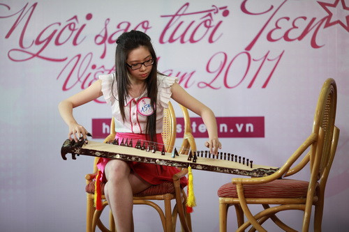 Nguyễn Thị Quỳnh Mai(Phú Yên) thể hiện năng khiếu chơi đàn tranh