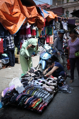 Quần áo được bày giữa đường