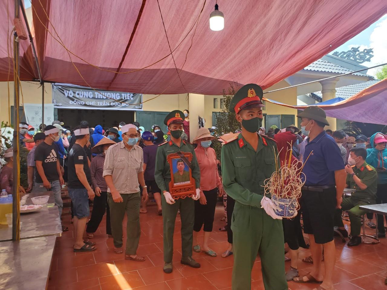 Lễ tang của quân nhân Trần Đức Đô được tiến hành theo nghi thức quân đội Lễ tang của quân nhân Trần Đức Đô được tiến hành theo nghi thức quân đội