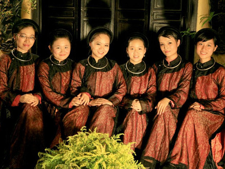 Hương (ngoài cùng bên trái) và Hường (ngoài cùng bên phải) biểu diễn ca trù tại ngôi nhà cổ trên phố Mã Mây, Hà Nội. Ảnh: Facebook câu lạc bộ ca trù Thăng Long. Hương (ngoài cùng bên trái) và Hường (ngoài cùng bên phải) biểu diễn ca trù tại ngôi nhà cổ trên phố Mã Mây, Hà Nội. Ảnh: Facebook câu lạc bộ ca trù Thăng Long