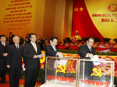 Bỏ phiếu bầu Ban Chấp hành Trung ương khóa XI. Ảnh: TTXVN