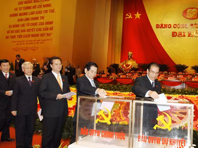 Bỏ phiếu bầu Ban Chấp hành Trung ương khóa XI. Ảnh: TTXVN