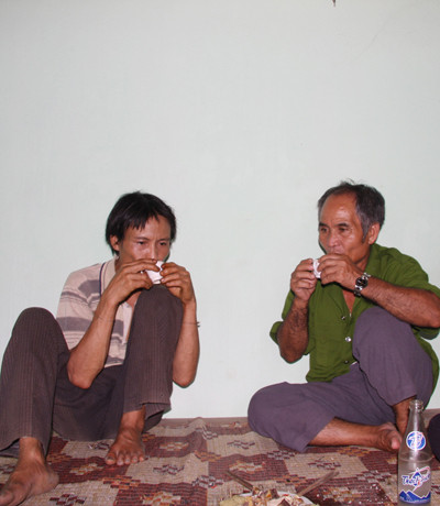 "Người rừng" con thưởng thức chén rượu đầu tiên của cuộc đời mình.