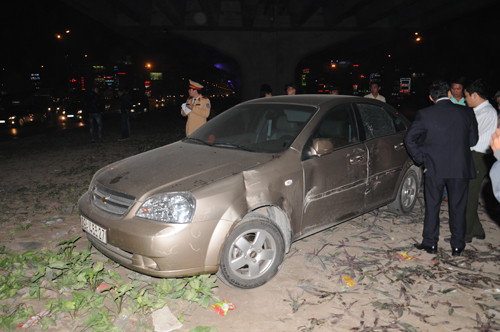 Vụ va chạm khiến chiếc Lacetti bị méo mó phía bên trái. Ảnh: Tuấn Nguyễn. Vụ va chạm khiến chiếc Lacetti bị méo mó phía bên trái. Ảnh: Tuấn Nguyễn