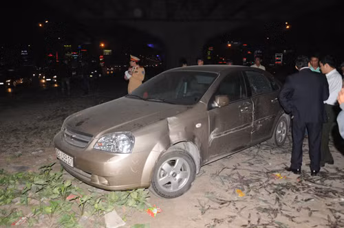 Vụ va chạm khiến chiếc Lacetti bị méo mó phía bên trái. Ảnh: Tuấn Nguyễn