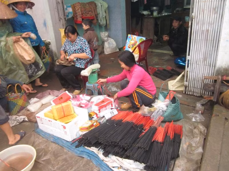 Góc hàng tạp hóa phục vụ ngày tết ở chợ quê