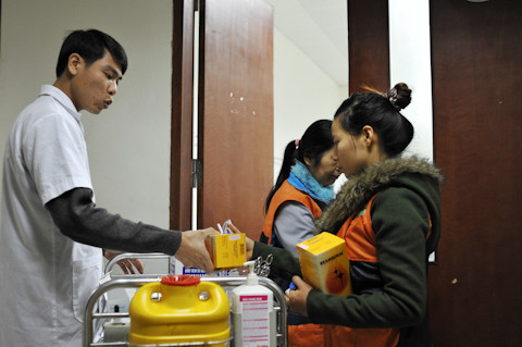  Do khan máu, nên mỗi ngày, mỗi bệnh nhân được nhận một đơn vị máu.