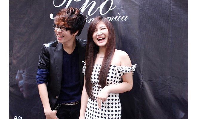 Trong suốt quãng thời gian hẹn hò, cả Bùi Anh Tuấn lẫn Hương Tràm đều không công khai tình cảm. Nhưng mới đây quán quân The Voice 2012 đã thừa nhận chuyện này trên trang cá nhân