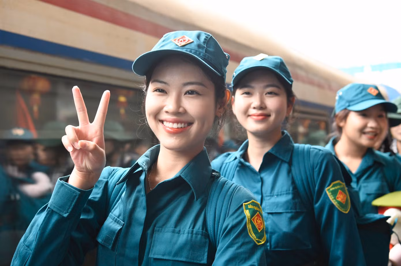 Áo xanh quân phục, khăn rằn, những bước chân đầy vững chãi nhưng dịu dàng của các nữ chiến sĩ trong vòng tay yêu thương, nồng nhiệt chào đón của người dân Thủ đô.