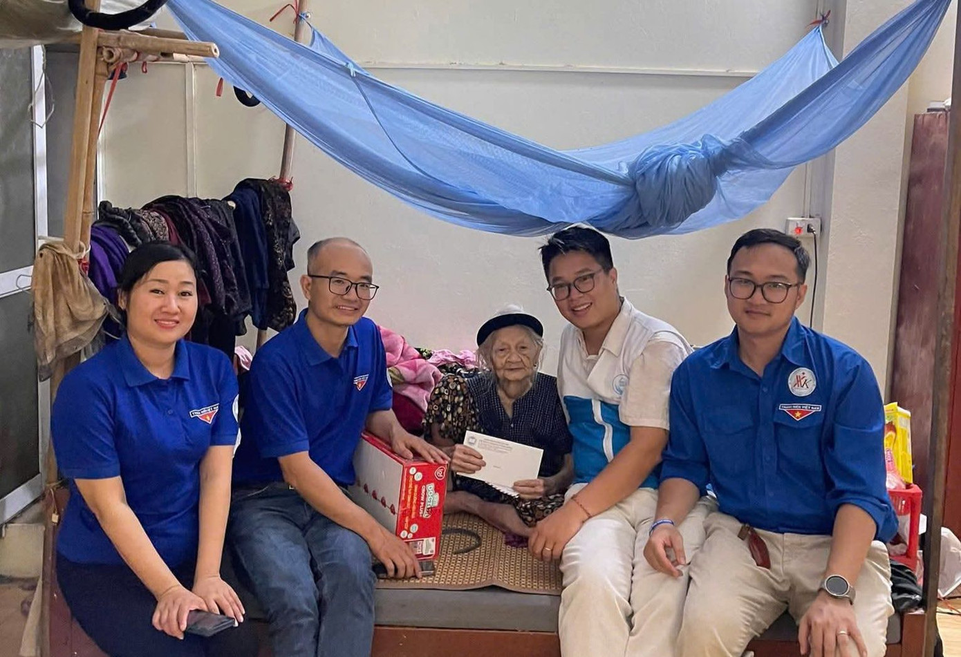 Đoàn Trường Cao đẳng Y tế Hà Đông thăm, tặng quà Mẹ Việt Nam anh hùng trong khuôn khổ chiến dịch.