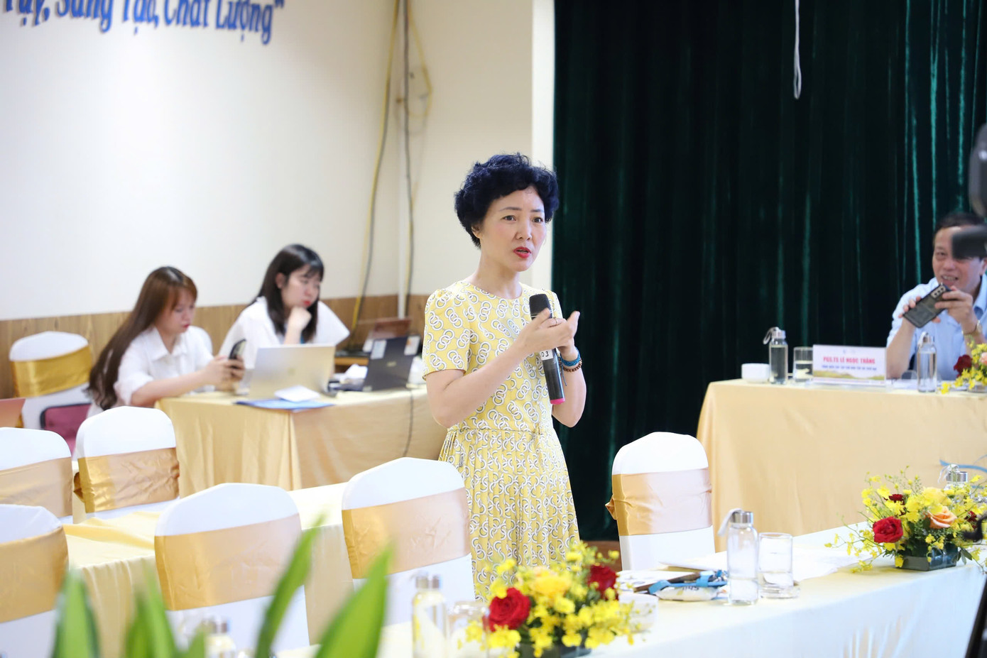 Các chuyên gia, nhà khoa học thảo luận tại hội thảo khoa học quốc gia “Đảm bảo tiếng nói và sự tham gia của phụ nữ dân tộc thiểu số và miền núi vào hoạt động phát triển kinh tế - xã hội trong bối cảnh hiện nay”, được tổ chức mới đây.