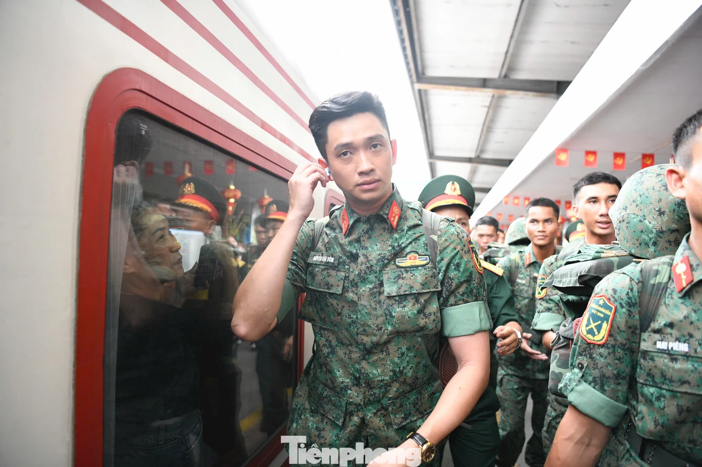 Chiều 6/6, trên chuyến tàu thứ 3 đưa đoàn cán bộ, chiến sĩ ra Bắc luyện tập chuẩn bị cho lễ diễu binh, diễu hành kỷ niệm 80 năm Cách mạng tháng Tám và Quốc khánh 2/9 đã tới ga Hà Nội. Đông đảo các bạn trẻ và người dân Thủ đô chào đón các quân nhân bằng những tình cảm thân thương nhất. Nhiều bạn trẻ đã xếp hàng từ sớm để chào đón, gặp gỡ "nam thần quân đội" - Thượng úy Lê Hoàng Hiệp (hiện công tác tại Sư đoàn 9, Quân đoàn 34).
