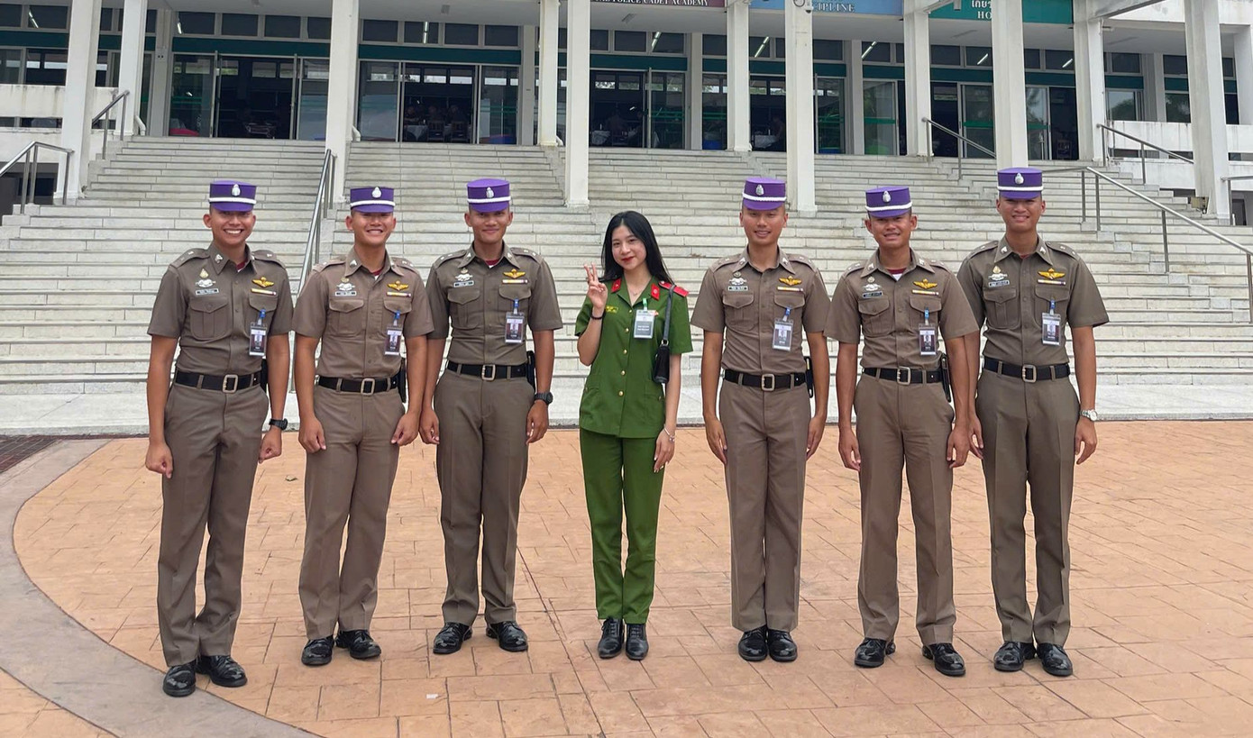 Vân Anh có cơ hội giao lưu, học hỏi cùng các học viên Thái Lan.