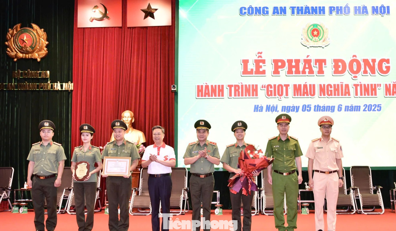 Lãnh đạo Viện Huyết học và Truyền máu T.Ư và CAHN trao giải thưởng “Giọt hồng” toàn quốc cho Ban Thanh niên Công an TP Hà Nội, tập thể tiêu biểu dẫn đầu cả nước trong công tác vận động và tổ chức hiến máu tình nguyện năm 2024.