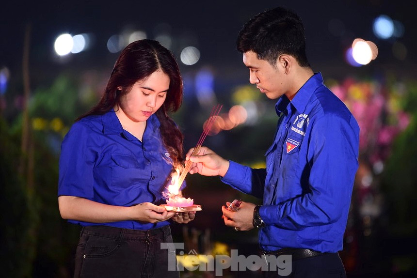 Những ánh nến ấm áp và nhành hoa, nén hương đã được những người trẻ dâng lên phần mộ anh hùng liệt sĩ. Ảnh: Xuân Tùng Những ánh nến ấm áp và nhành hoa, nén hương đã được những người trẻ dâng lên phần mộ anh hùng liệt sĩ. Ảnh: Xuân Tùng