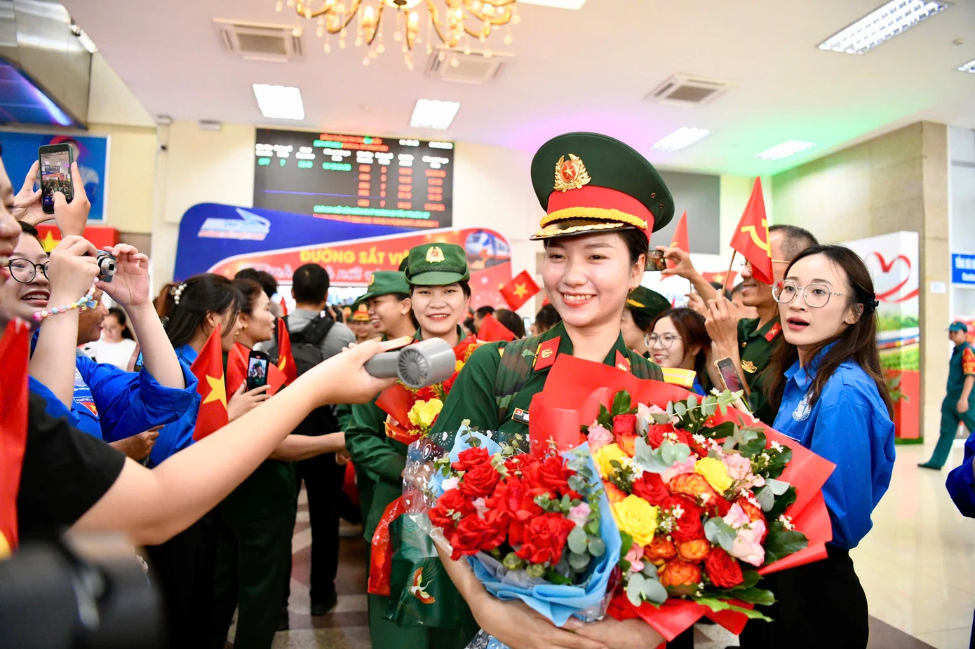 Không khí đầy phấn khởi, chào đón nồng nhiệt các chiến sĩ, các đoàn tham gia diễu binh, diễu hành tại ga Hà Nội. Không khí đầy phấn khởi, chào đón nồng nhiệt các chiến sĩ, các đoàn tham gia diễu binh, diễu hành tại ga Hà Nội.