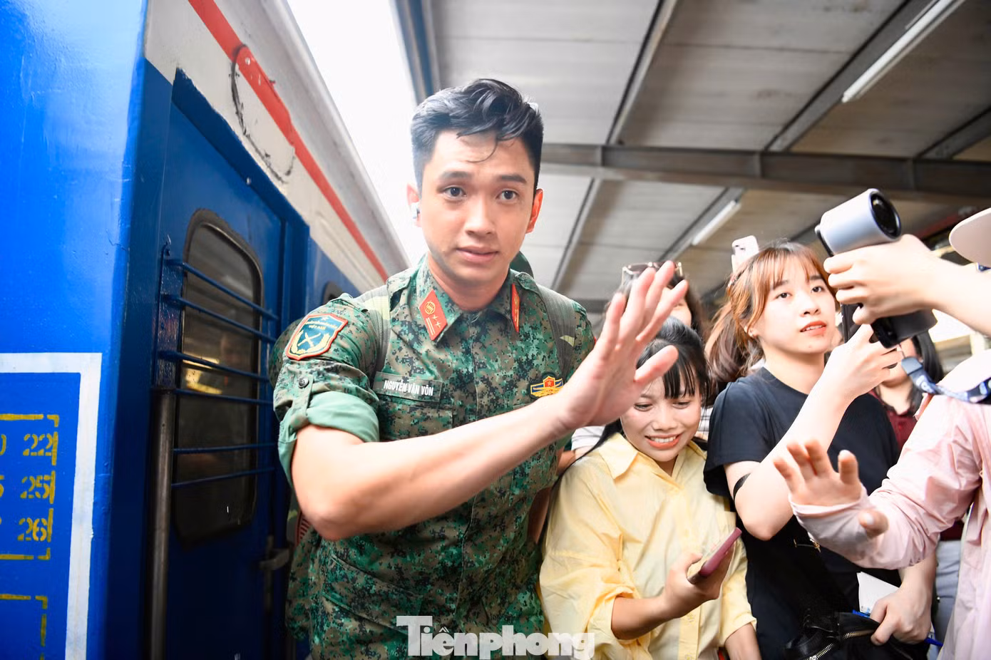 Các bạn trẻ Hà Nội không giấu nổi sự tự hào và xúc động khi được gặp gỡ trực tiếp "nam thần quân đội". Tuy thượng úy Hiệp khá ngại ngùng nhưng vẫn điềm tĩnh, gửi lời chào tới mọi người.