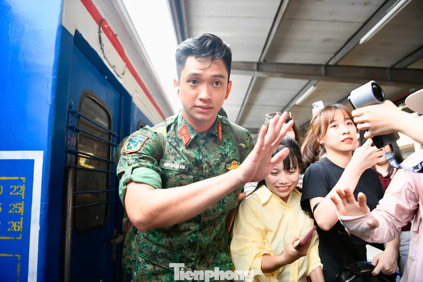 Các bạn trẻ Hà Nội không giấu nổi sự tự hào và xúc động khi được gặp gỡ trực tiếp "nam thần quân đội". Tuy thượng úy Hiệp khá ngại ngùng nhưng vẫn điềm tĩnh, gửi lời chào tới mọi người.