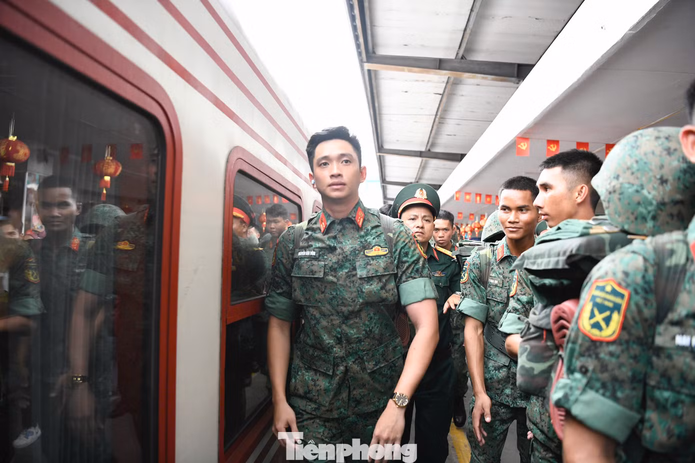 Chiều 6/6, trên chuyến tàu thứ 3 đưa đoàn cán bộ, chiến sĩ ra Bắc luyện tập chuẩn bị cho lễ diễu binh, diễu hành kỷ niệm 80 năm Cách mạng tháng Tám và Quốc khánh 2/9 đã tới ga Hà Nội. Đông đảo các bạn trẻ và người dân Thủ đô chào đón các quân nhân bằng những tình cảm thân thương nhất. Nhiều bạn trẻ đã xếp hàng từ sớm để chào đón, gặp gỡ "nam thần quân đội" - Thượng úy Lê Hoàng Hiệp (hiện công tác tại Sư đoàn 9, Quân đoàn 34).