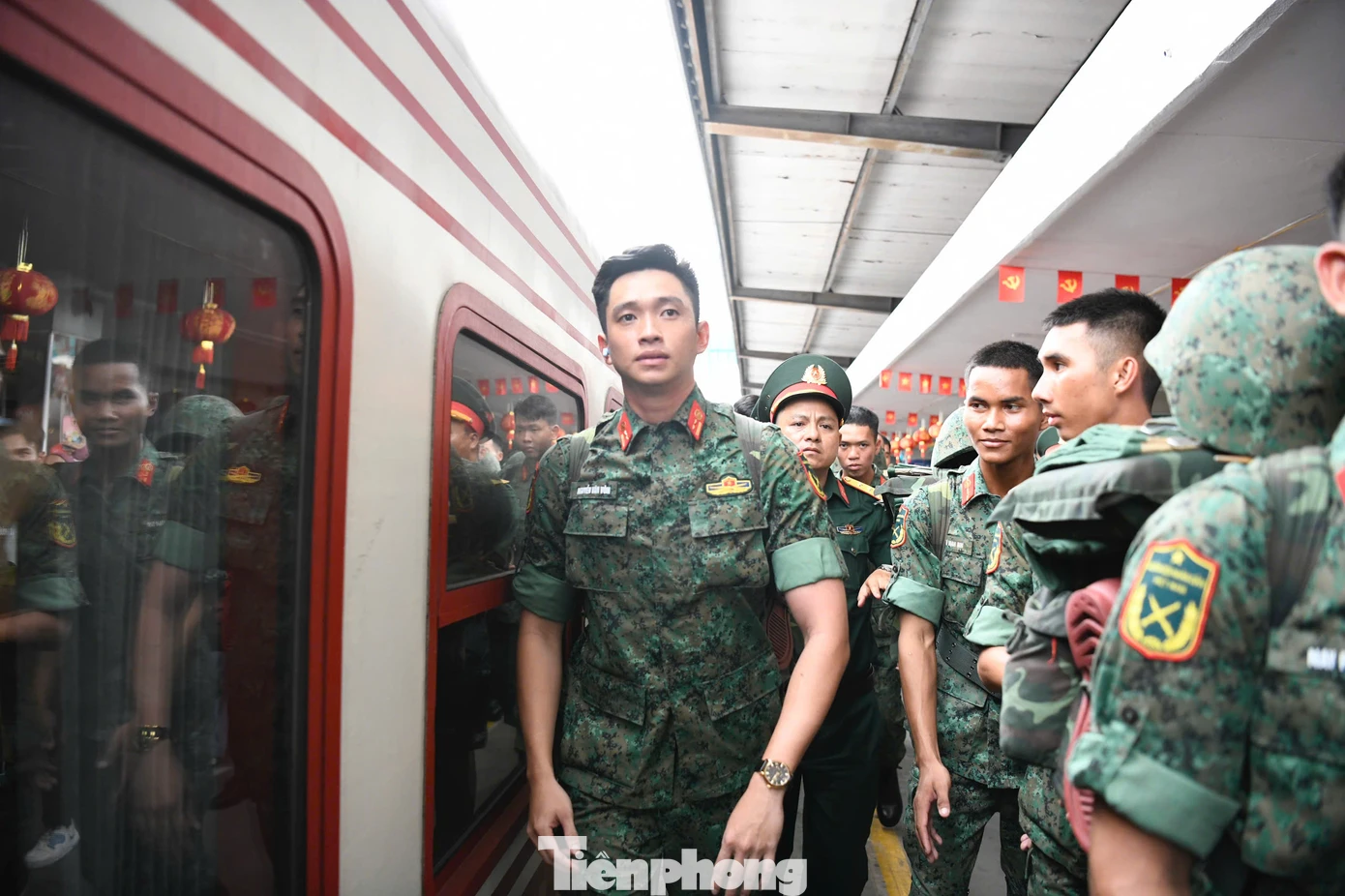 Chiều 6/6, trên chuyến tàu thứ 3 đưa đoàn cán bộ, chiến sĩ ra Bắc luyện tập chuẩn bị cho lễ diễu binh, diễu hành kỷ niệm 80 năm Cách mạng tháng Tám và Quốc khánh 2/9 đã tới ga Hà Nội. Đông đảo các bạn trẻ và người dân Thủ đô chào đón các quân nhân bằng những tình cảm thân thương nhất. Nhiều bạn trẻ đã xếp hàng từ sớm để chào đón, gặp gỡ "nam thần quân đội" - Thượng úy Lê Hoàng Hiệp (hiện công tác tại Sư đoàn 9, Quân đoàn 34).