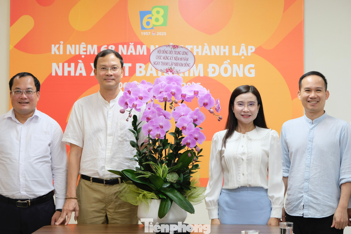 Cùng ngày, chị Nguyễn Phạm Duy Trang - Bí thư T.Ư Đoàn, Chủ tịch Hội đồng Đội T.Ư thăm, chúc mừng nhà xuất bản Kim Đồng nhân dịp kỷ niệm 68 năm thành lập. Ảnh: Châu Linh Cùng ngày, chị Nguyễn Phạm Duy Trang - Bí thư T.Ư Đoàn, Chủ tịch Hội đồng Đội T.Ư thăm, chúc mừng nhà xuất bản Kim Đồng nhân dịp kỷ niệm 68 năm thành lập. Ảnh: Châu Linh