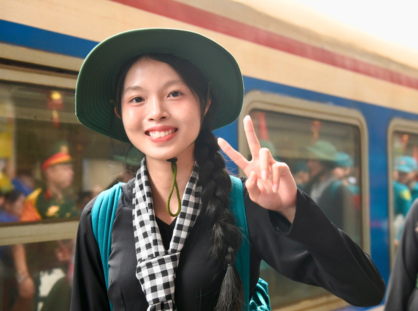 Áo xanh quân phục, khăn rằn, những bước chân đầy vững chãi nhưng dịu dàng của các nữ chiến sĩ trong vòng tay yêu thương, nồng nhiệt chào đón của người dân Thủ đô.