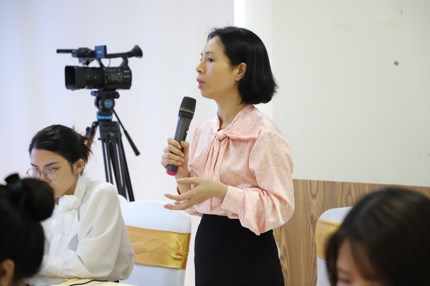 Các chuyên gia, nhà khoa học thảo luận tại hội thảo khoa học quốc gia “Đảm bảo tiếng nói và sự tham gia của phụ nữ dân tộc thiểu số và miền núi vào hoạt động phát triển kinh tế - xã hội trong bối cảnh hiện nay”, được tổ chức mới đây.