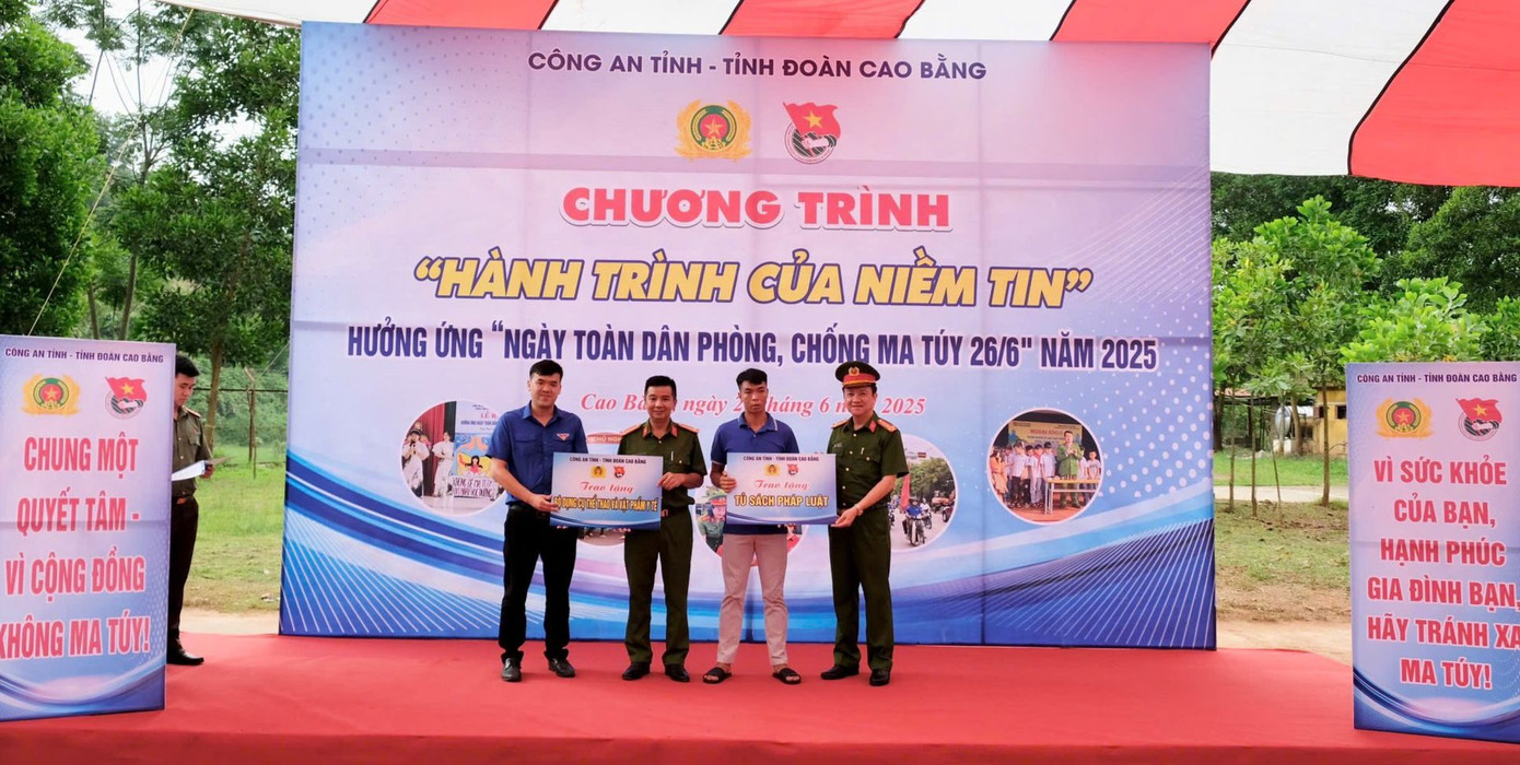 Tại chương trình, ban tổ chức đã trao tặng mô hình "Tủ sách pháp luật" và một số vật phẩm y tế cho cơ sở.