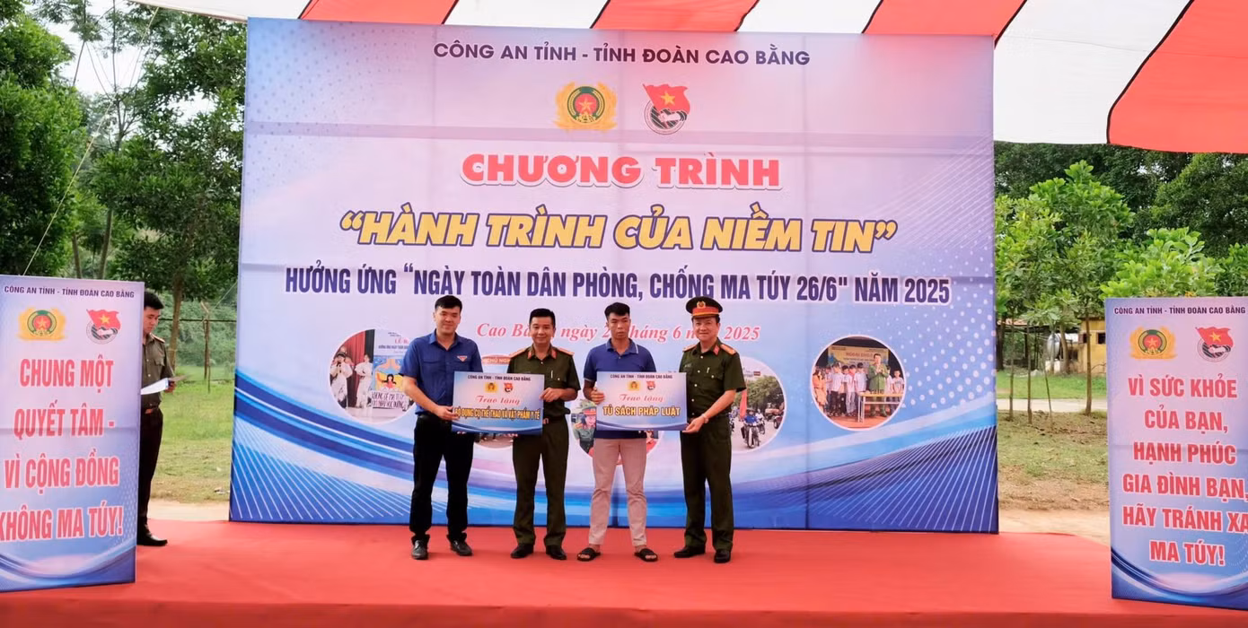 Tại chương trình, ban tổ chức đã trao tặng mô hình "Tủ sách pháp luật" và một số vật phẩm y tế cho cơ sở.