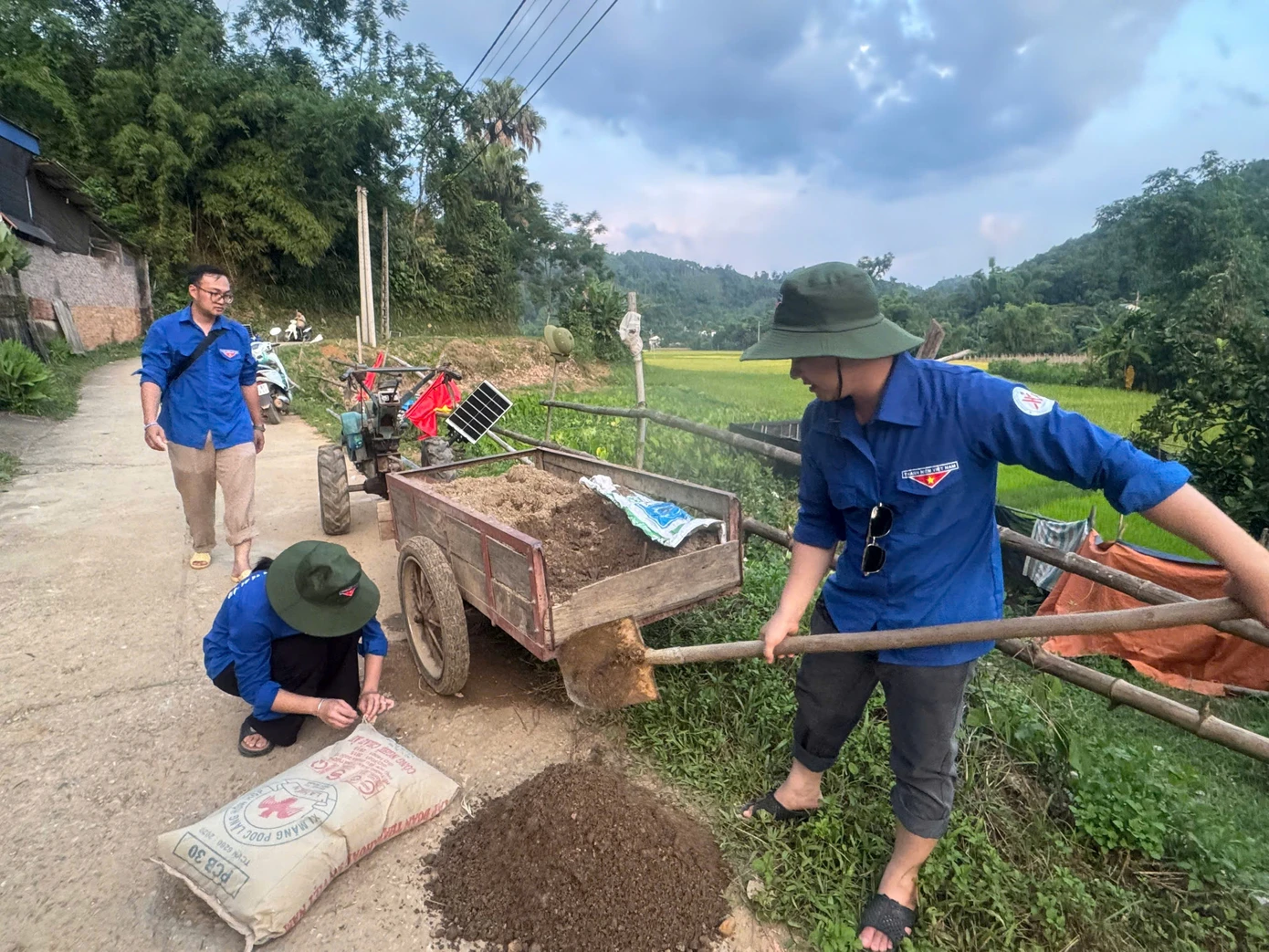 Sinh viên tình nguyện thắp sáng đường quê.