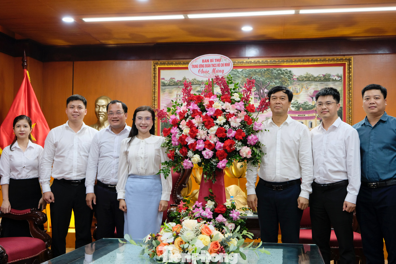 Thay mặt Ban Bí thư T.Ư Đoàn, chị Nguyễn Phạm Duy Trang - Bí thư T.Ư Đoàn, Chủ tịch Hội đồng Đội T.Ư thăm, tặng hoa chúc mừng đài Tiếng nói Việt Nam (VOV). Ảnh: Châu Linh Thay mặt Ban Bí thư T.Ư Đoàn, chị Nguyễn Phạm Duy Trang - Bí thư T.Ư Đoàn, Chủ tịch Hội đồng Đội T.Ư thăm, tặng hoa chúc mừng đài Tiếng nói Việt Nam (VOV). Ảnh: Châu Linh