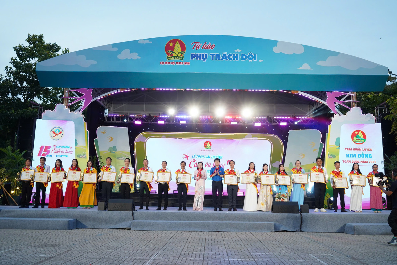 Hội đồng Đội T.Ư tôn vinh 80 &quot;Cánh én hồng&quot;.