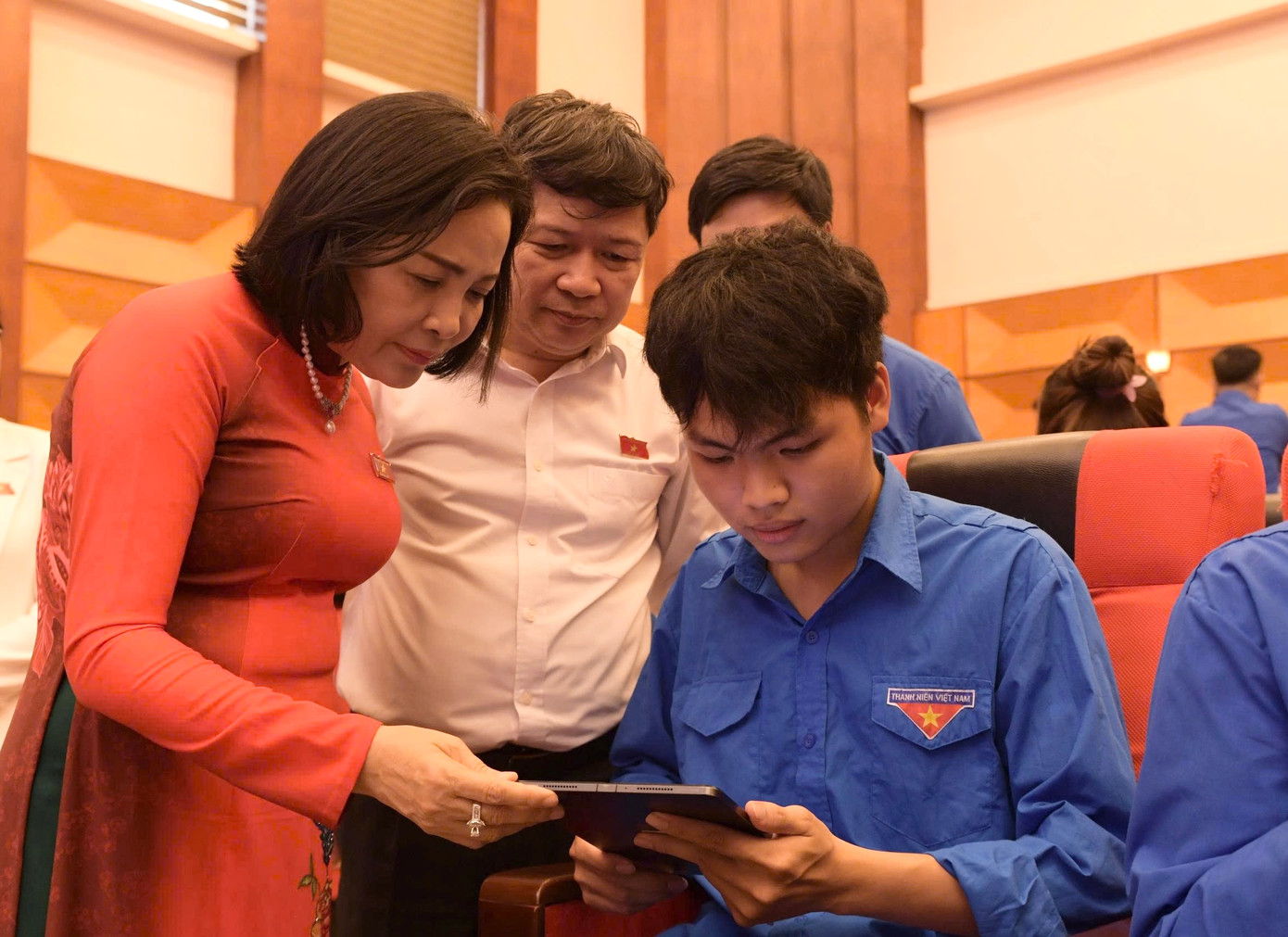 Phó Chủ tịch Quốc hội động viên các bạn đoàn viên, thanh niên tham gia hưởng ứng cuộc thi ngay sau lễ phát động.