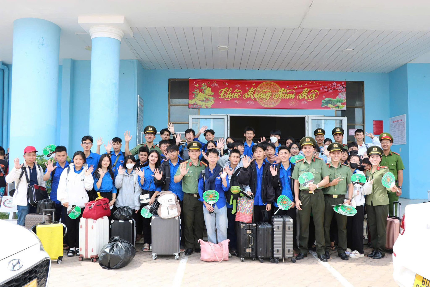 Theo Trung tá Trương Văn Quốc - Trưởng Ban Thanh niên Công an tỉnh Kiên Giang, đối với học sinh vùng đảo, hành trình thi cử không chỉ có áp lực bài vở mà còn là cả một quá trình vượt sóng gió địa lý. Vì vậy, Ban TNCA tỉnh đặc biệt quan tâm, bố trí xe đưa rước riêng, sẵn sàng hỗ trợ các em từ lúc đặt chân vào đất liền đến khi bước vào phòng thi. Cán bộ, chiến sĩ Công an tỉnh, đoàn viên, thanh niên địa phương sẽ luôn đồng hành, sẻ chia và là điểm tựa vững chắc cho các em.