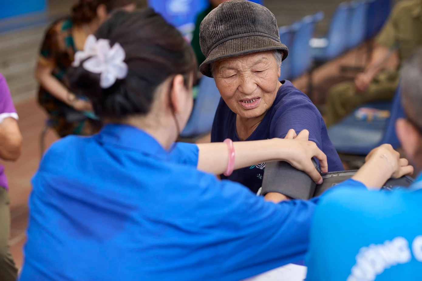 Ngày đầu tiên, sinh viên trường Cao đẳng Y tế Hà Đông đã tổ chức khám sức khỏe, khám mắt cho hơn 600 người dân trong xã.